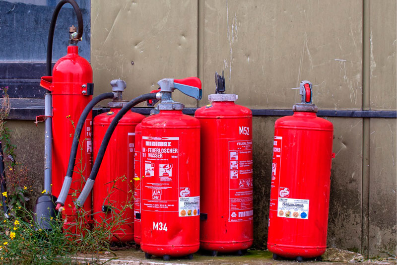 Distintos tipos de extintores para la extinción de incendios con distintas características